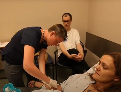 Лечение наркомании в частной клинике Врач делает инъекцию пациентке